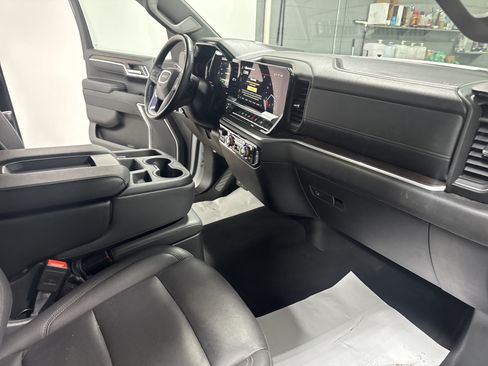 Used 2025 GMC Sierra 1500 SLT AWD/4WD image 40
