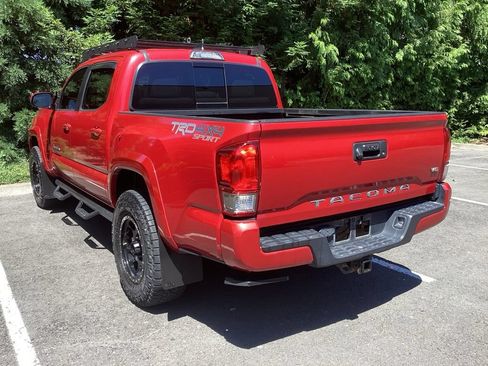 Used 2017 Toyota Tacoma TRD Sport w/ Tow Package (A/T) AWD/4WD image 10