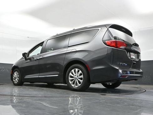 Used 2018 Chrysler Pacifica Touring-L FWD image 29