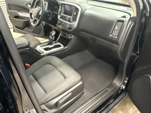 Used 2022 Chevrolet Colorado LT w/ Chrome Appearance Package AWD/4WD image 17