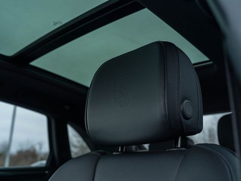Certified 2025 Porsche Macan AWD/4WD image 33