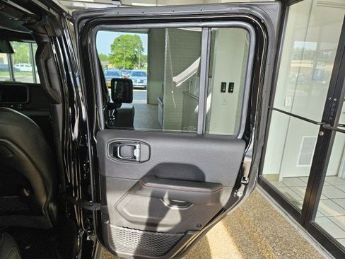 Used 2025 Jeep Gladiator Rubicon w/ Convenience Group AWD/4WD image 14