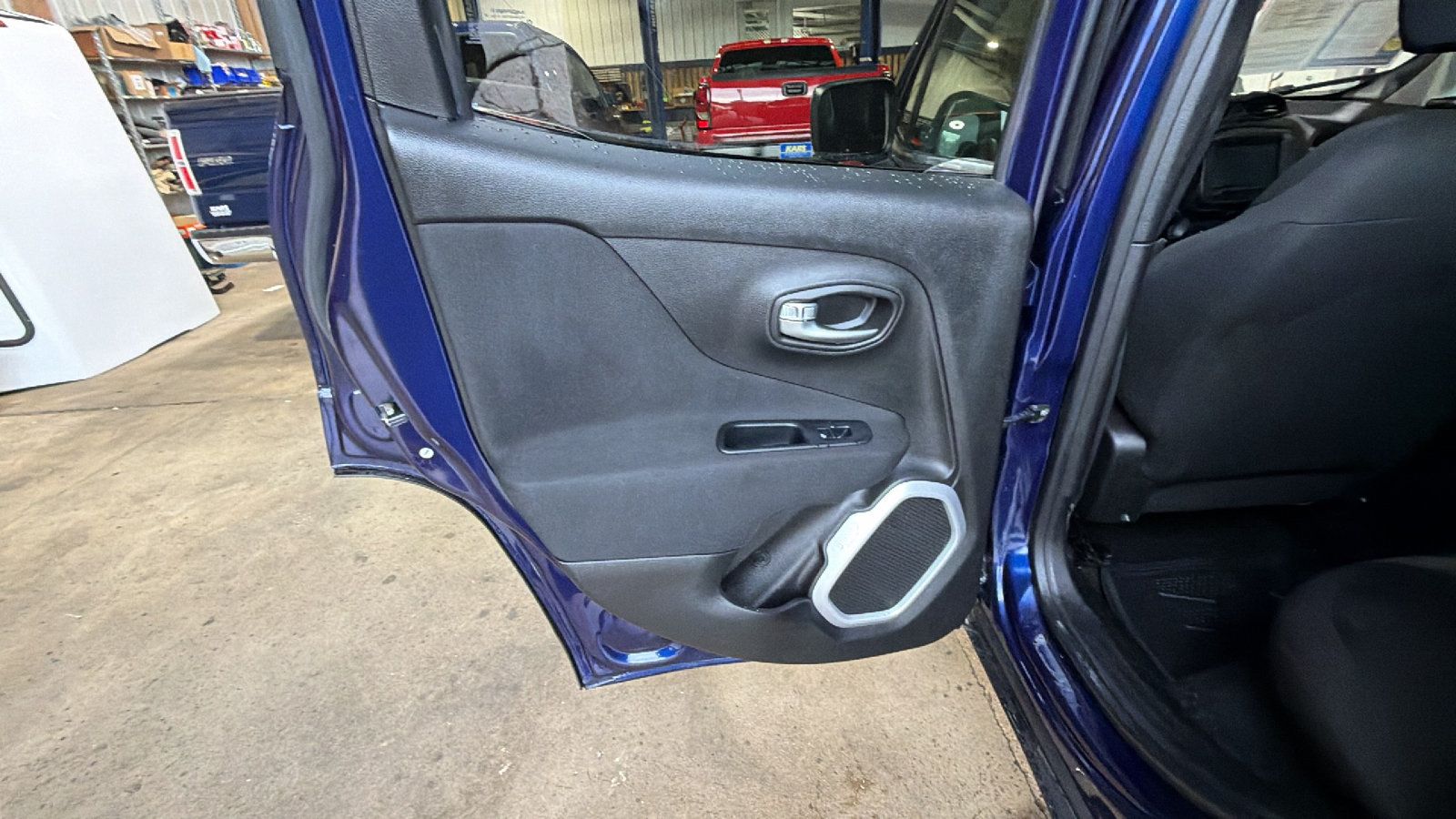 Used 2019 Jeep Renegade Latitude w/ Cold Weather Group AWD/4WD image 15