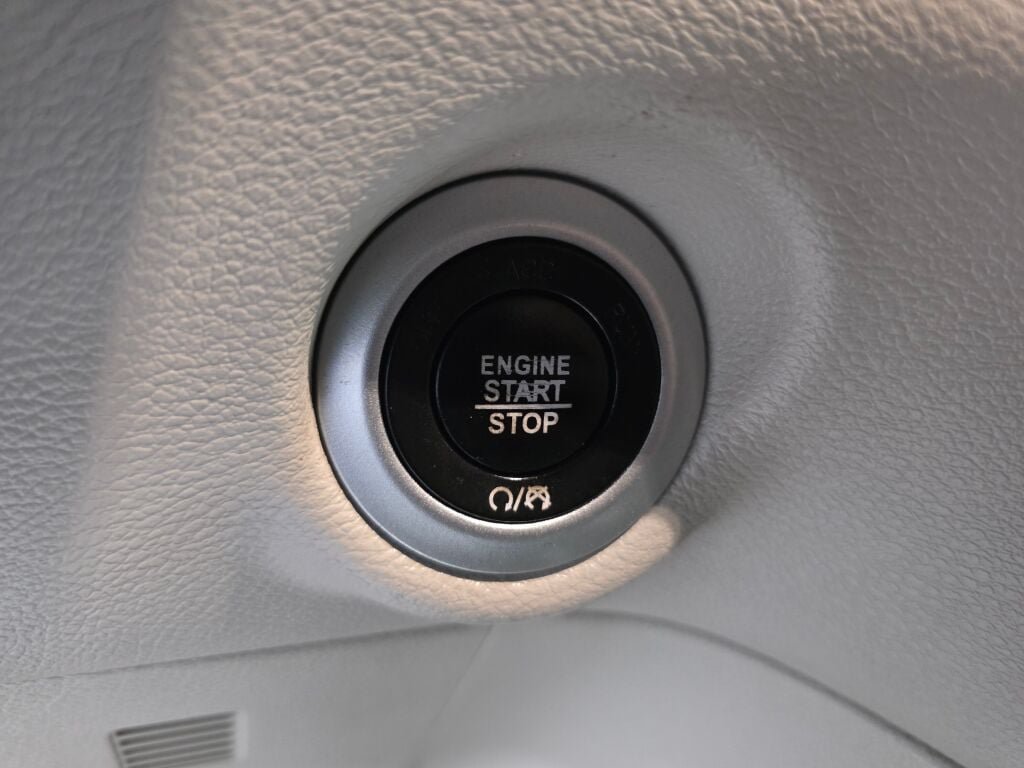 Used 2020 Chrysler Pacifica Touring-L FWD image 17