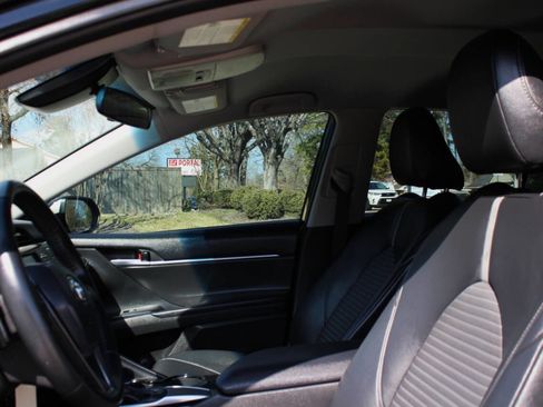 Used 2018 Toyota Camry SE image 10