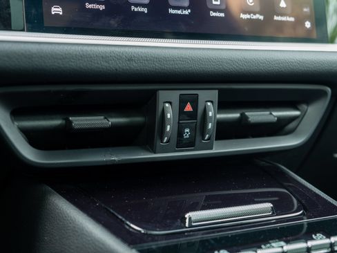 Certified 2024 Porsche Cayenne AWD/4WD image 30