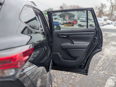 Used 2023 Toyota Highlander XLE image 45