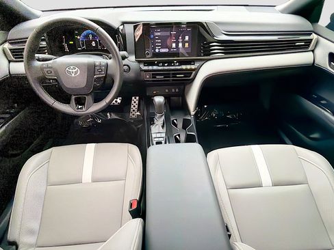 Used 2025 Toyota Camry SE image 14