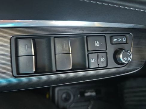 Used 2024 Toyota Venza Limited image 29