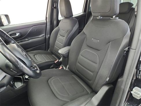 Used 2016 Jeep Renegade Latitude image 2