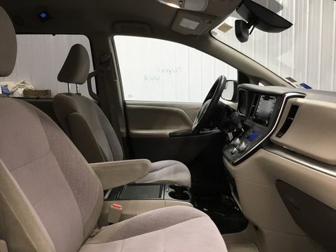 Used 2018 Toyota Sienna LE w/ Protection Package FWD image 20