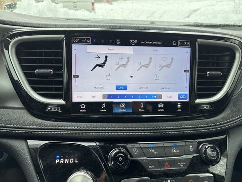 Used 2025 Chrysler Pacifica Select image 15