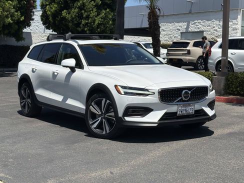 Used 2026 Volvo V60 B5 Cross Country Plus w/ Climate Package AWD/4WD image 1