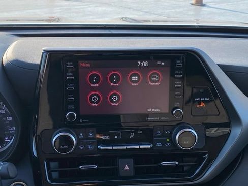 Used 2022 Toyota Highlander LE AWD/4WD image 13