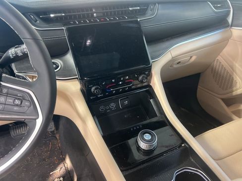 Used 2024 Jeep Grand Cherokee L Limited w/ Luxury Tech Group II image 10