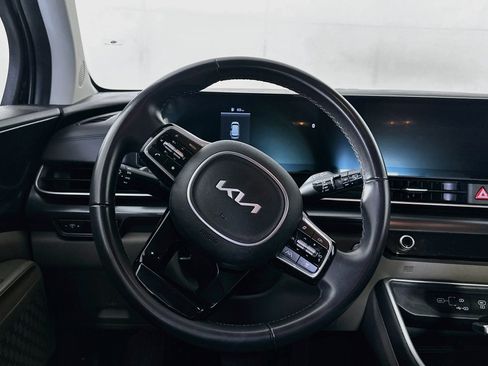 Used 2025 Kia Carnival FWD image 18