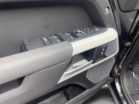 Used 2022 Land Rover Defender 110 X-Dynamic SE image 32