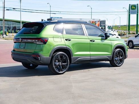 New 2026 Volkswagen Taos SE image 6