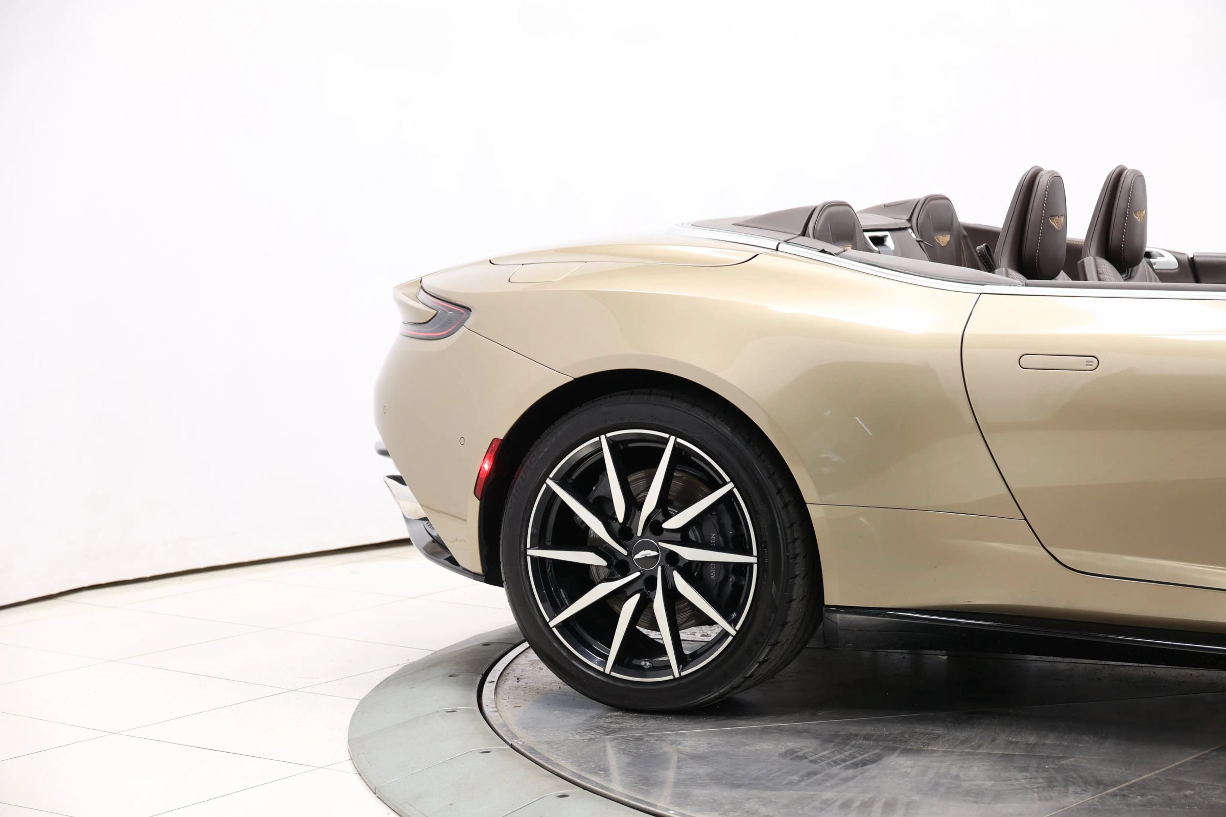 Used 2019 Aston Martin DB11 Volante RWD image 69