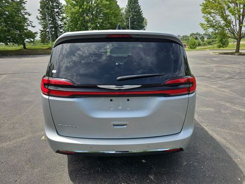 Used 2023 Chrysler Pacifica Touring-L FWD image 5