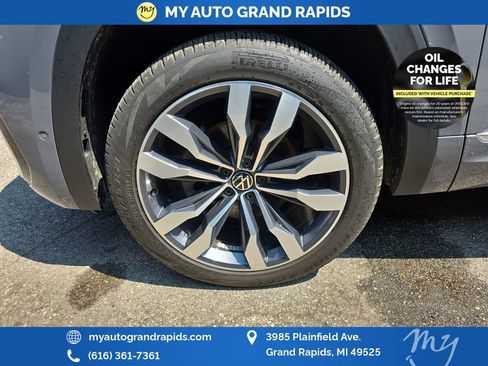 Used 2022 Volkswagen Atlas Cross Sport SEL Premium R-Line AWD/4WD image 29