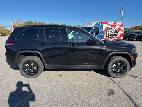 New 2025 Jeep Grand Cherokee Altitude image 8