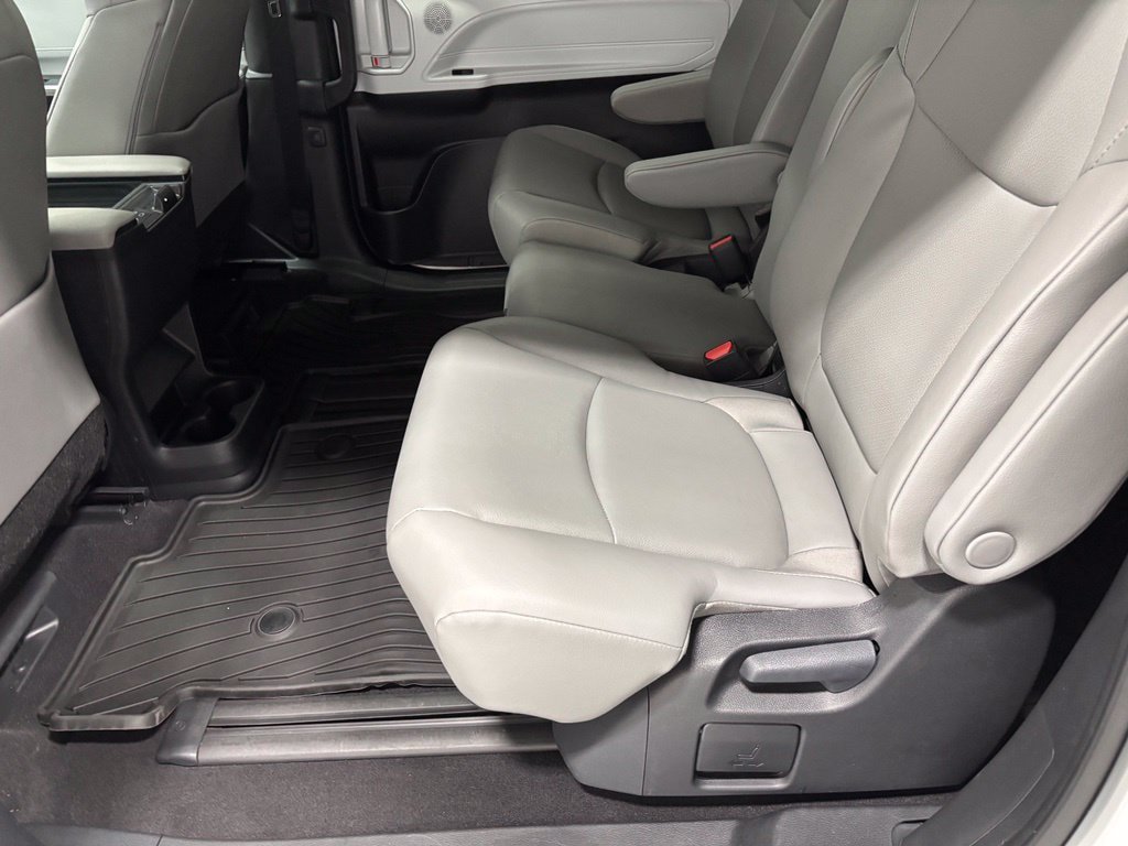 Used 2026 Toyota Sienna XLE FWD image 48