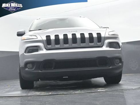 Used 2017 Jeep Cherokee Latitude FWD image 18
