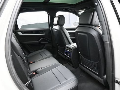 Certified 2026 Porsche Cayenne E-Hybrid AWD/4WD image 28
