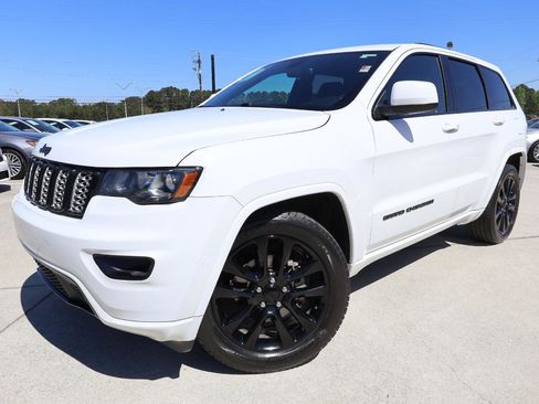 Used 2018 Jeep Grand Cherokee Altitude image 2