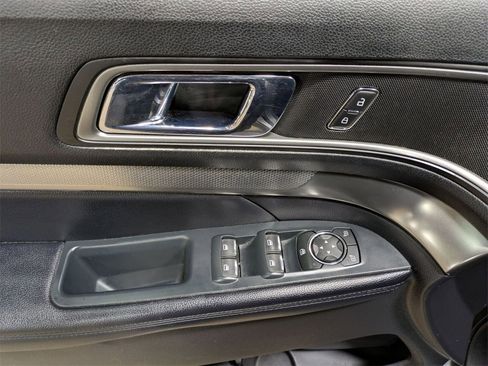 Used 2018 Ford Explorer XLT image 15