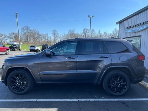 Used 2021 Jeep Grand Cherokee Laredo X image 3