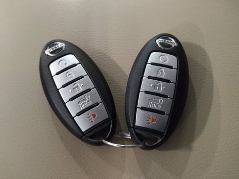 Used 2015 Nissan Pathfinder Platinum w/ Family Entertainment Package FWD image 27