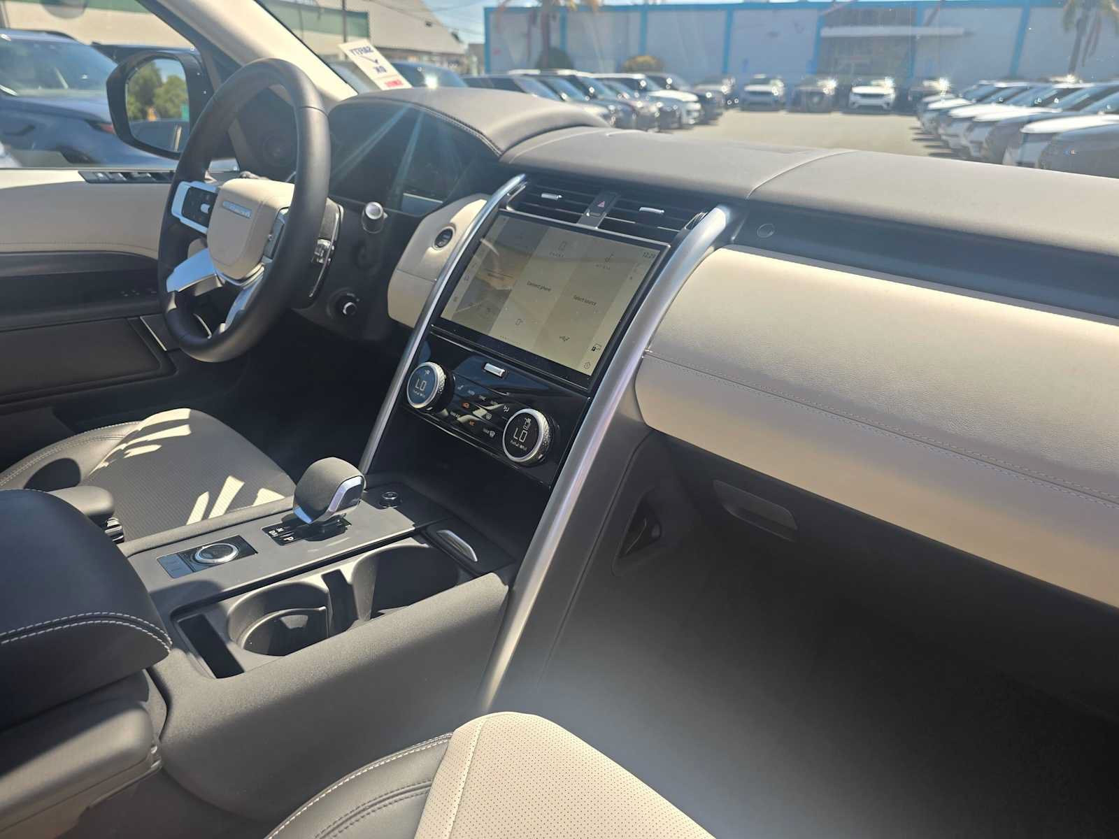 Used 2025 Land Rover Discovery Metropolitan Edition AWD/4WD image 11