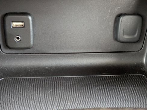 Certified 2016 GMC Canyon SLE w/ SLE Convenience Package image 29