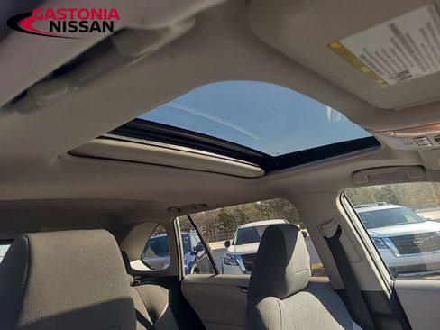 Used 2019 Toyota RAV4 XLE w/ Phone Cable & Charge Package image 26