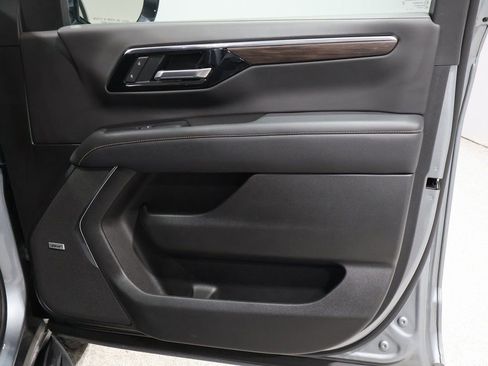 Used 2025 Chevrolet Suburban Premier image 25