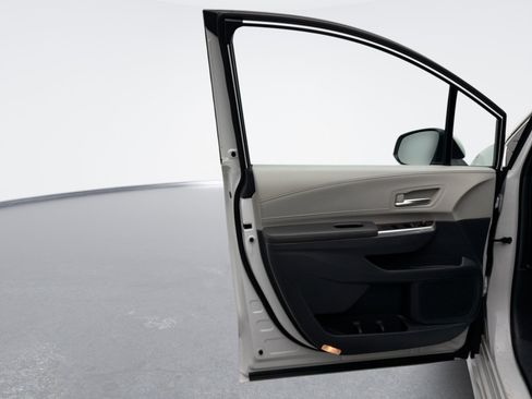 Used 2024 Toyota Sienna XLE image 9