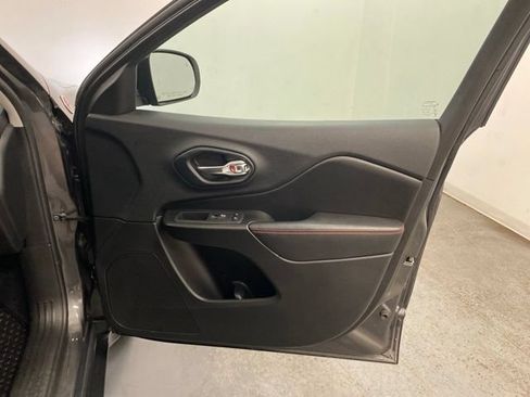 Used 2019 Jeep Cherokee Trailhawk AWD/4WD image 26