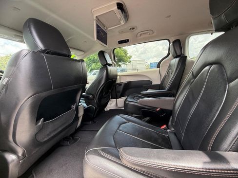 Used 2017 Chrysler Pacifica Touring-L FWD image 13