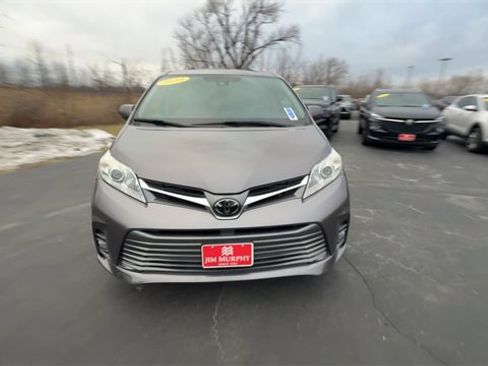 Used 2020 Toyota Sienna XLE Premium image 3