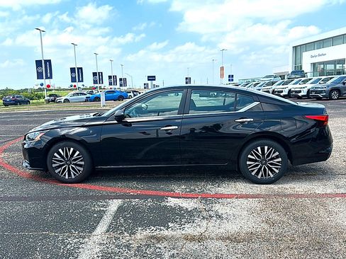 Used 2025 Nissan Altima 2.5 SV FWD image 5