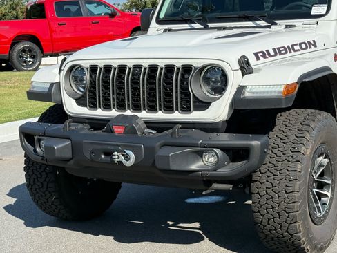 Used 2025 Jeep Wrangler Unlimited Rubicon AWD/4WD image 9