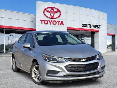 Used 2017 Chevrolet Cruze LT image 1