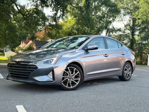 Used 2020 Hyundai Elantra Limited FWD image 2