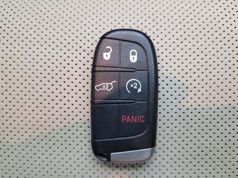 Used 2016 Jeep Grand Cherokee Overland w/ Advanced Technology Group AWD/4WD image 32