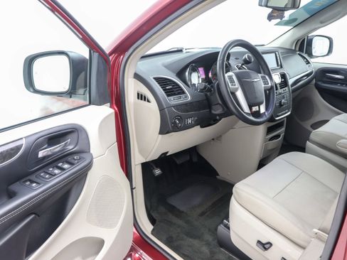 Used 2015 Chrysler Town & Country Touring-L image 22
