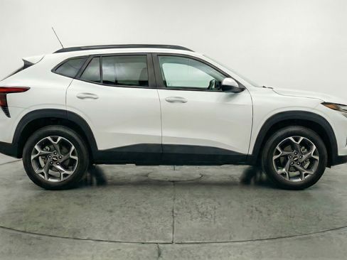 Used 2025 Chevrolet Trax LT FWD image 11