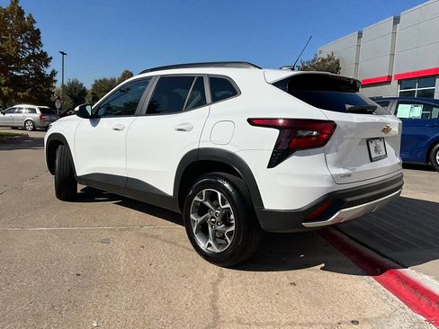 Used 2025 Chevrolet Trax LT image 8