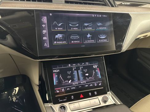 Used 2024 Audi Q8 e-tron Premium Plus w/ Premium Plus Package image 17